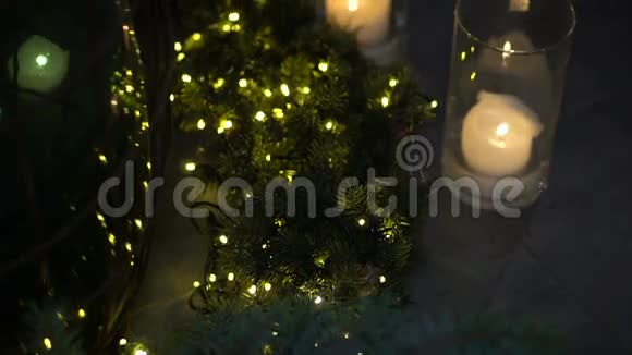 圣诞节和新年冷杉以及花环和蜡烛的照明视频的预览图