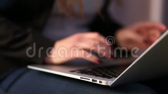 女孩用笔记本电脑工作视频的预览图