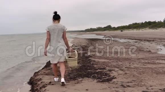 夏天有篮子走在海边的女人视频的预览图