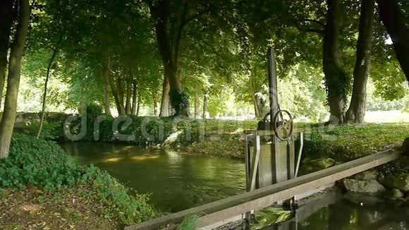 法国Acquigny城堡的小河和水闸视频的预览图