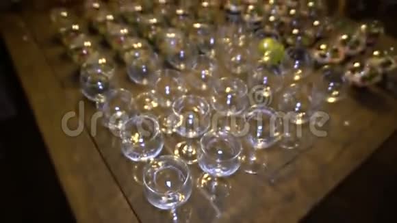 塑料杯和木制大桌子上的空酒杯中的素食视频的预览图