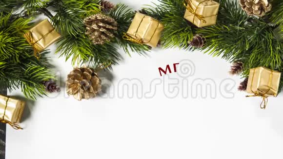 手写白色圣诞快乐动画书法文字在白色背景与礼物和假日视频的预览图