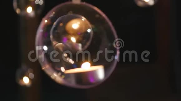 窗前挂着蜡烛的玻璃球视频的预览图