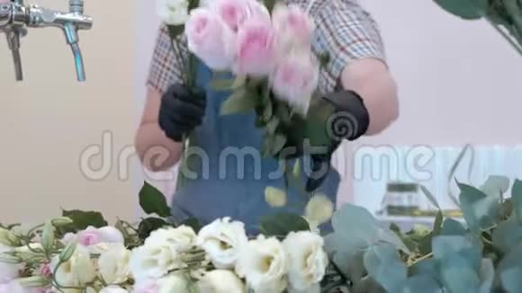 花商准备一束鲜花出售视频的预览图