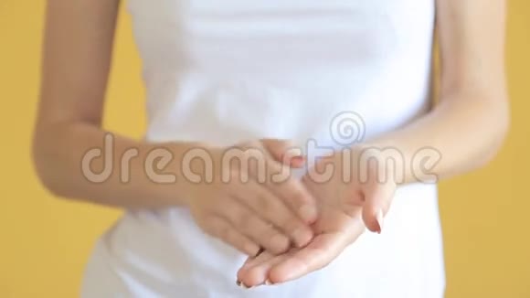女人手臂上涂防晒霜股票视频视频的预览图