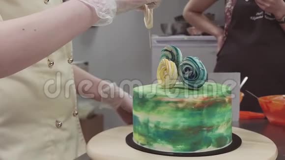 甜点面包师用棒棒糖装饰五颜六色的海绵蛋糕视频的预览图