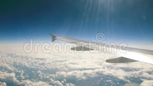 乘飞机旅行用阳光美丽地眺望晴朗的天空飞机飞过云层视频的预览图