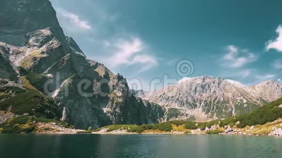波兰塔特拉国家公园平静的沙尔尼湖在雷西和夏季山脉景观下美丽的自然风景视频的预览图
