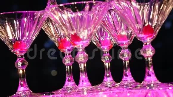 香槟金字塔服务员用杯子倒香槟那堆香槟酒杯节日饮酒盛宴视频的预览图