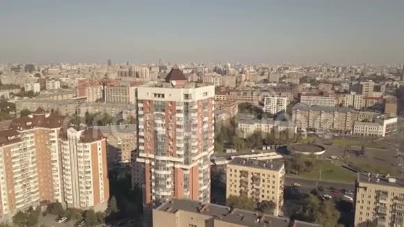 城市全景式住宅建筑城市建筑和移动汽车道路视频的预览图