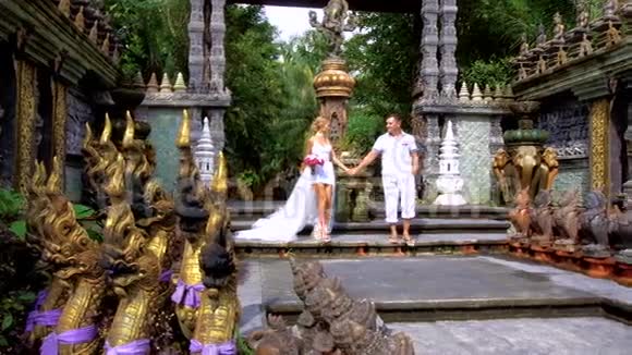 泰国亚洲风格公园婚礼视频的预览图