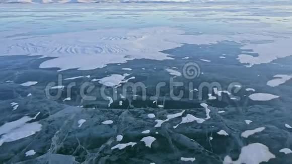 贝加尔湖冰面上的女人旅行POV视图冬季岛之旅女孩走在冰石脚下旅行者视频的预览图