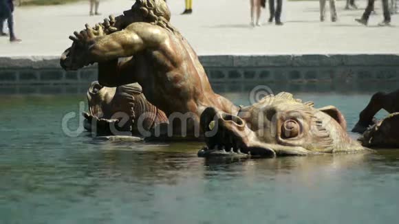 凡尔赛花园阿波罗喷泉的细节法国视频的预览图