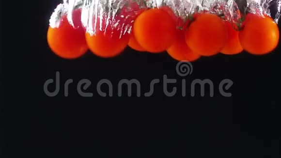 整个番茄都从水里掉下来视频的预览图
