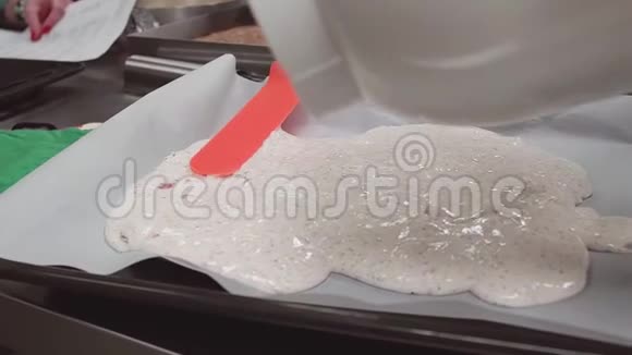 女性甜点厨师使用糖霜铲将面团放在烤盘上视频的预览图