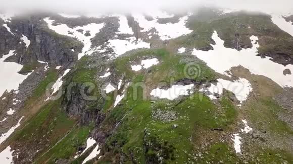 阿尔卑斯山白雪覆盖的高地的鸟瞰图奥地利视频的预览图