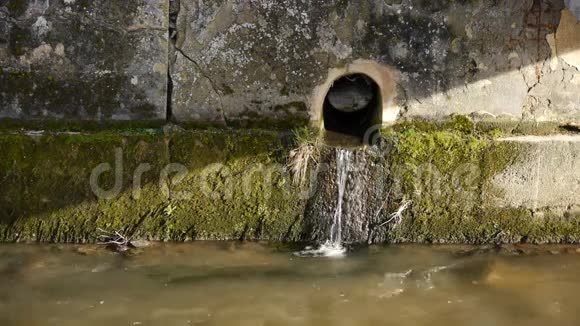 旧砖墙前的水流视频的预览图