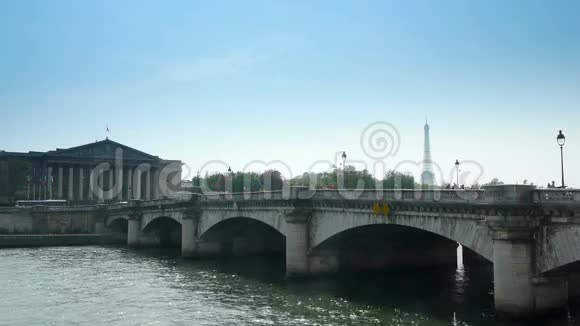 法国巴黎与埃菲尔铁塔之间的塞纳河大桥视频的预览图