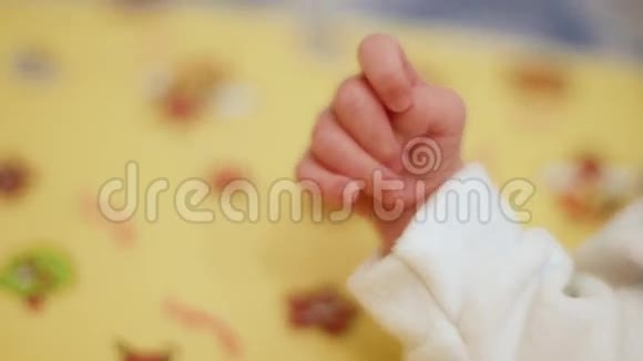 婴儿睡着了新生儿慢慢移动手指特写镜头浅景视频的预览图