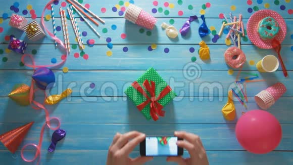 顶景男用智能手机拍照生日礼物视频的预览图