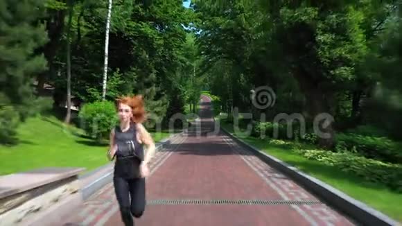 女运动员在公园慢跑运动女子晨练视频的预览图