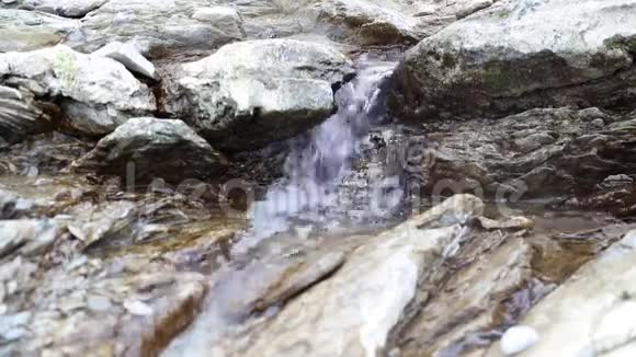 水流强劲天然能源的小型矿物河流视频的预览图