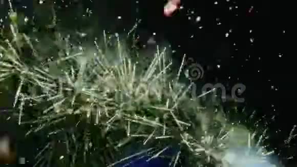新年庆祝五彩缤纷的烟花夜空中闪烁着五彩斑斓的烟花烟花显示在视频的预览图