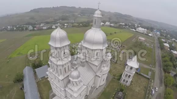 空中无人机拍摄的景观与教堂新娘去教堂视频的预览图