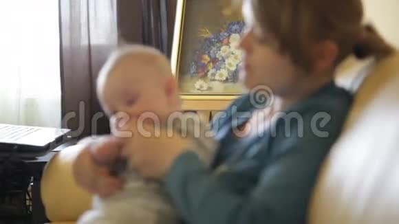 妈妈怀里的小男孩视频的预览图