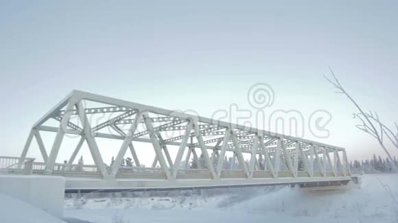 蓝天拱桥景观视频的预览图