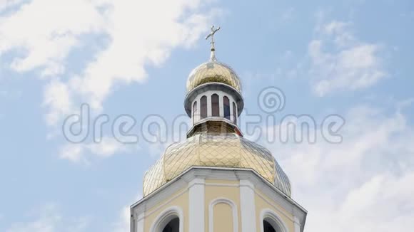 蓝天背景下的黄色教堂墙视频的预览图