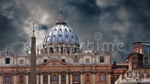 梵蒂冈宏伟的圣彼得大教堂视频的预览图