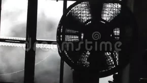 窗外的风扇和烟雾视频的预览图