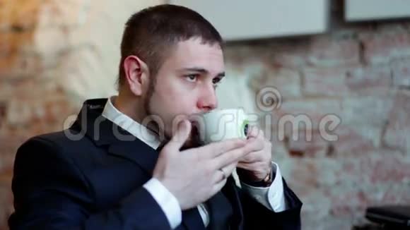 商人在咖啡馆喝茶视频的预览图