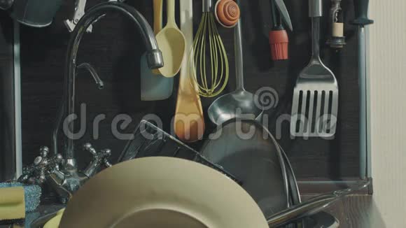 男在家厨房洗碗视频的预览图