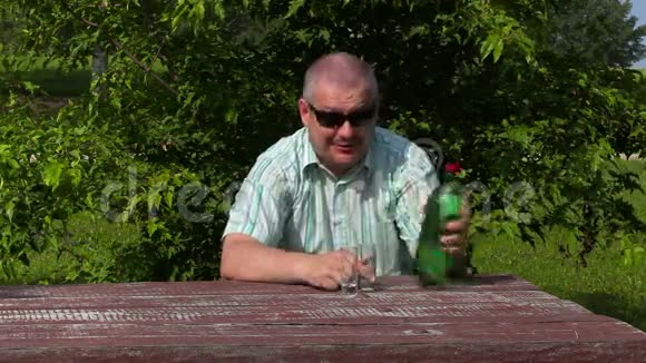 男人提供一杯酒精视频的预览图