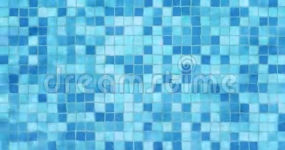 游泳池马赛克底部的病因像海水一样波纹并以波浪为背景流动运动和放松视频的预览图