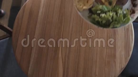 英式早餐煎蛋培根豆类和吐司在一个盘子特写上面的水平视图视频的预览图