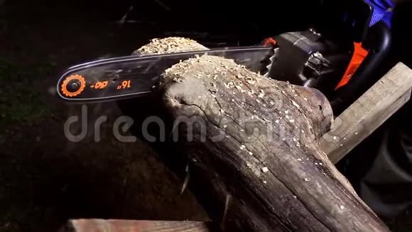 用电锯切割木头的工人视频的预览图