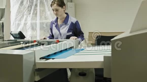 工业印刷工艺工人监督印刷工艺视频的预览图