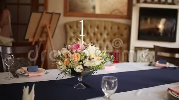 在餐厅内部装饰的桌子号码为婚礼或生日白色和蓝色假日花卉视频的预览图