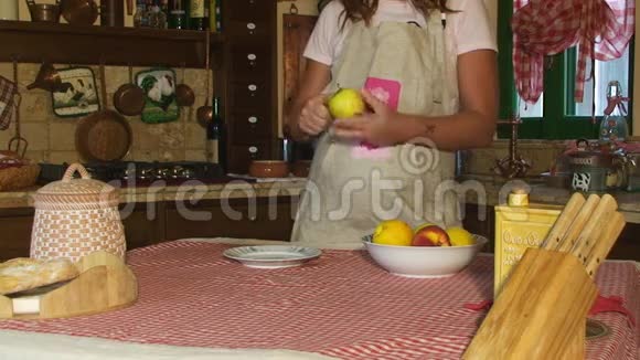 厨房乡村餐桌女士水果苹果切皮视频的预览图