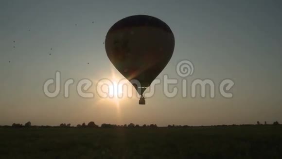 太阳升起的背景热气球视频的预览图