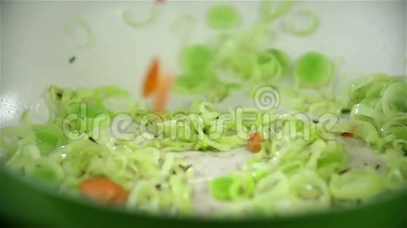 在菜中添加胡萝卜到韭菜中视频的预览图