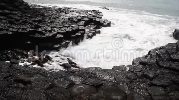 海边独特的岩层视频的预览图