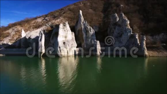 奇妙的岩石和保加利亚湖空中视频视频的预览图