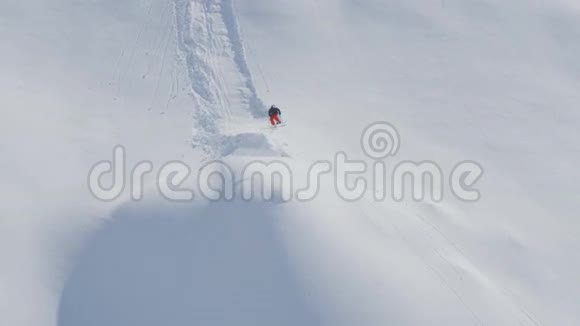 在积雪覆盖的山脉中缓慢运动的人的空中视野视频的预览图