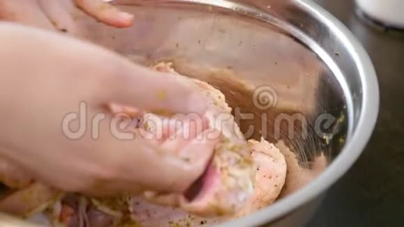 用火鸡肉做食物准备视频的预览图