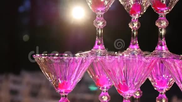香槟金字塔服务员用杯子倒香槟那堆香槟酒杯节日饮酒盛宴视频的预览图