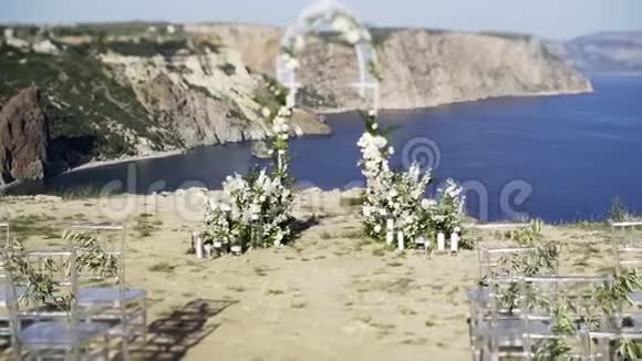 在菲伦特斗篷上装饰的婚礼视频的预览图